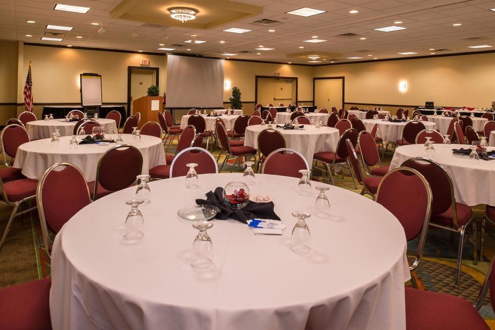 Ramada Plaza Rochester Airport Экстерьер фото