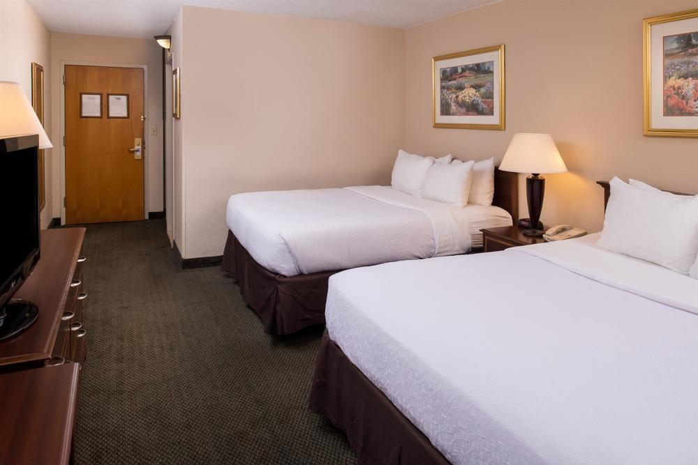 Ramada Plaza Rochester Airport Экстерьер фото
