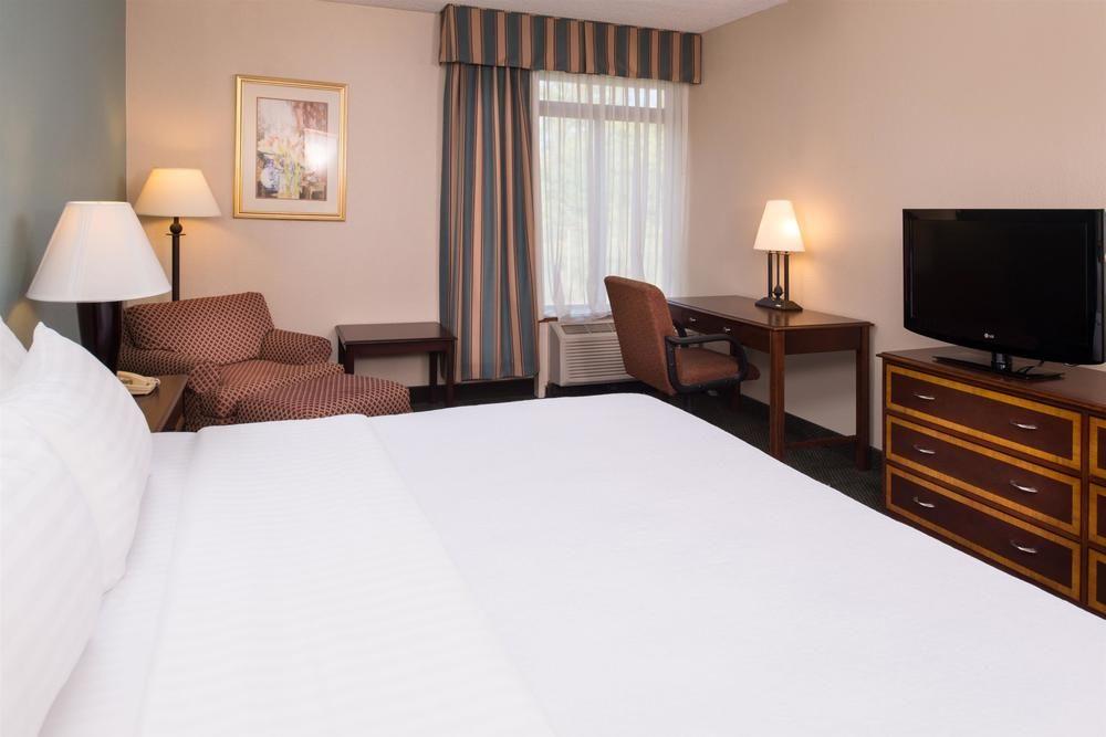 Ramada Plaza Rochester Airport Экстерьер фото