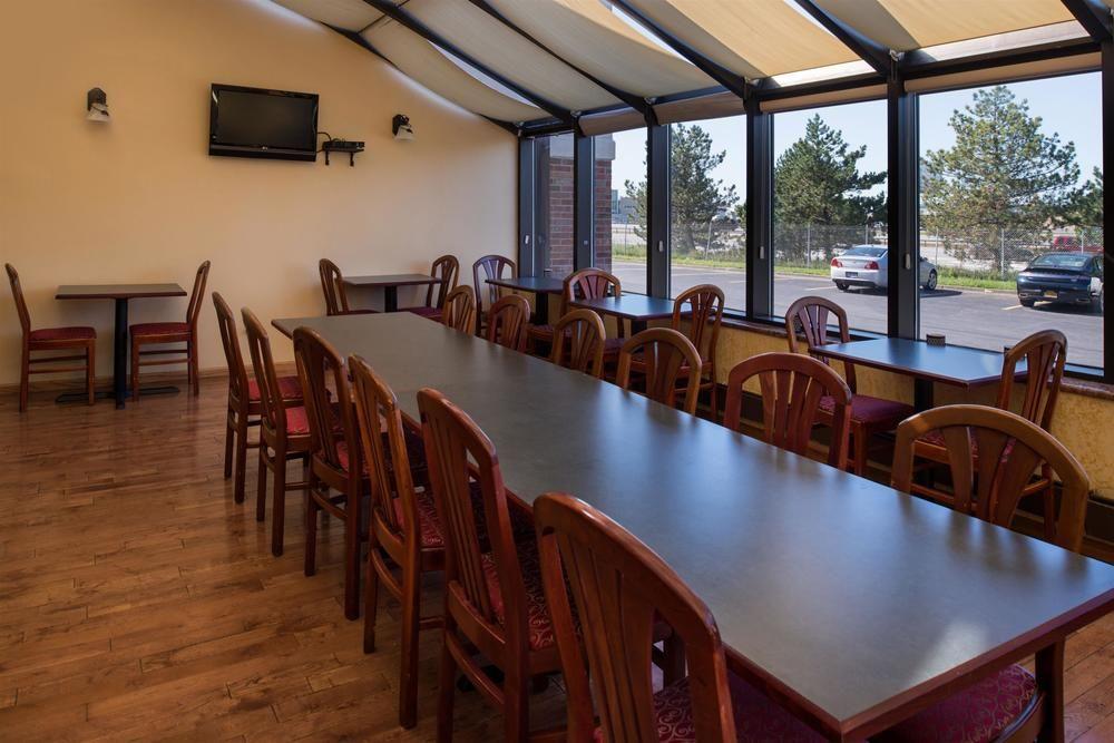 Ramada Plaza Rochester Airport Экстерьер фото