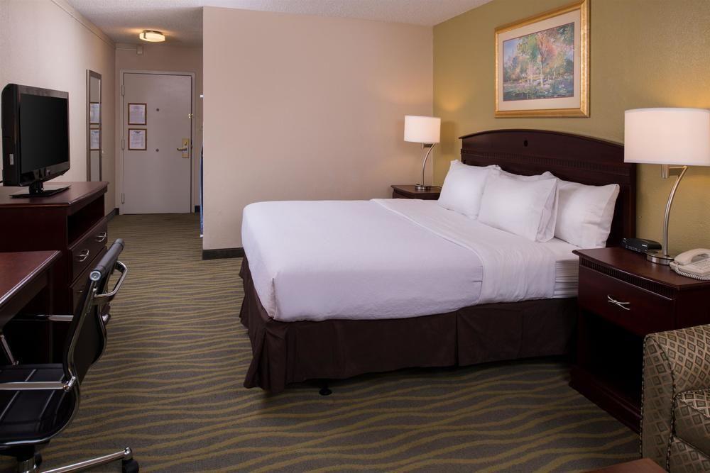 Ramada Plaza Rochester Airport Экстерьер фото
