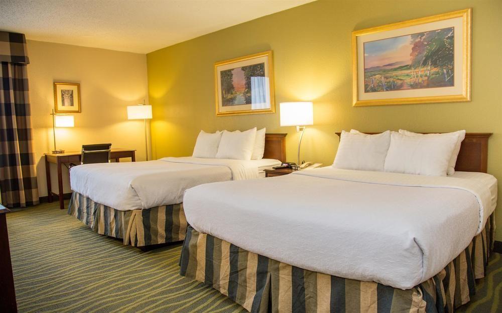Ramada Plaza Rochester Airport Экстерьер фото
