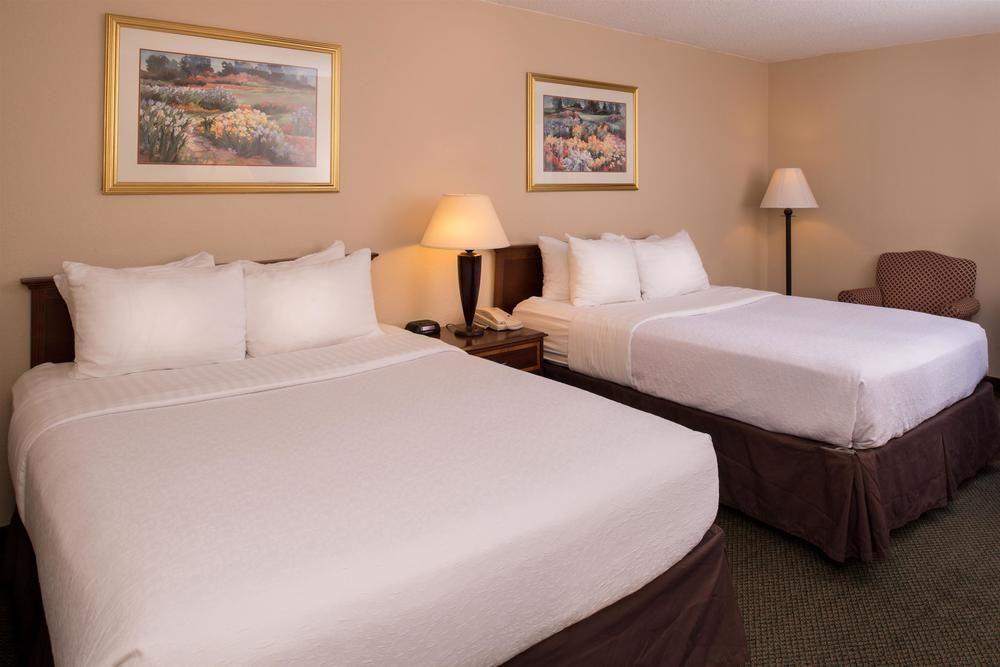 Ramada Plaza Rochester Airport Экстерьер фото