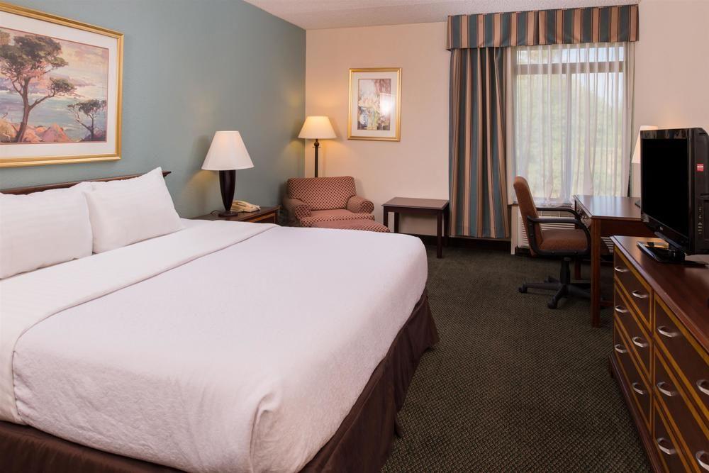 Ramada Plaza Rochester Airport Экстерьер фото