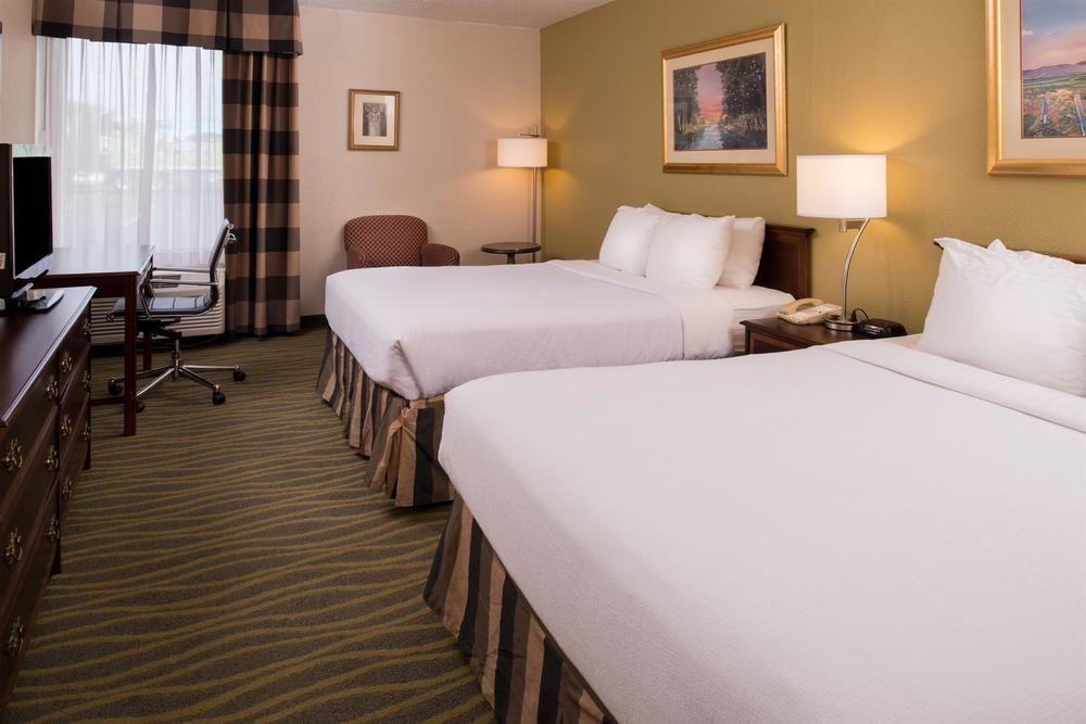 Ramada Plaza Rochester Airport Экстерьер фото