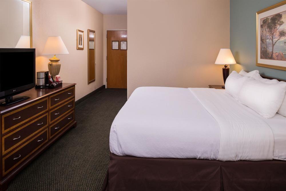 Ramada Plaza Rochester Airport Экстерьер фото