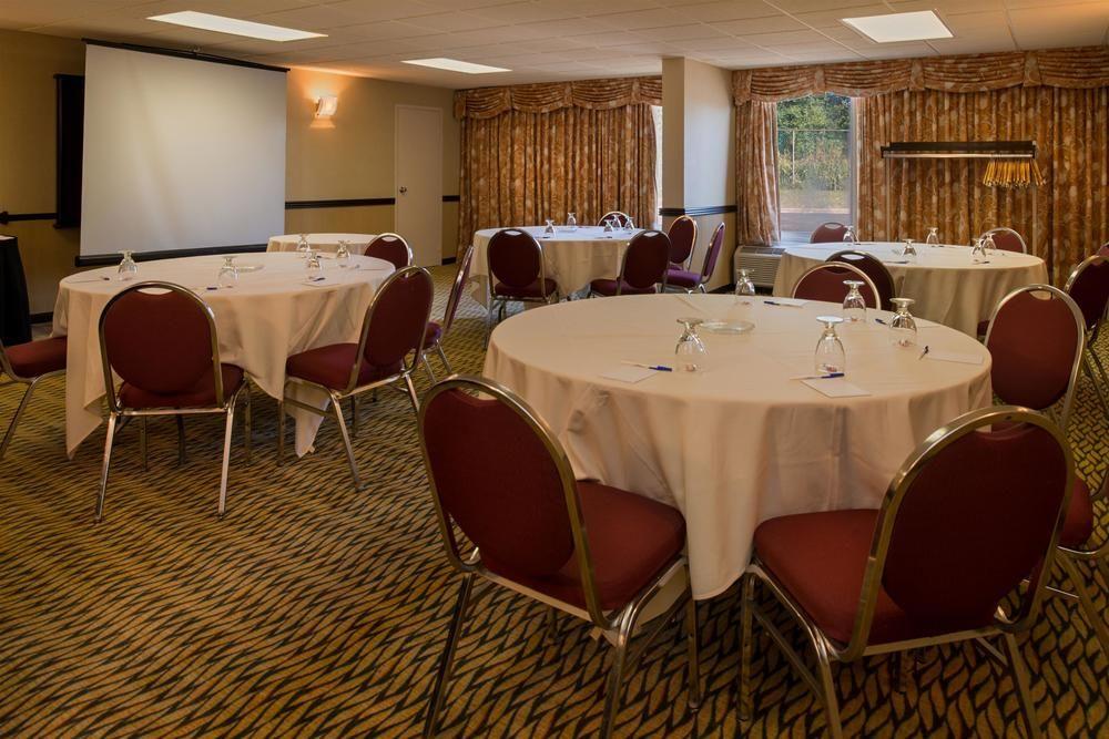 Ramada Plaza Rochester Airport Экстерьер фото