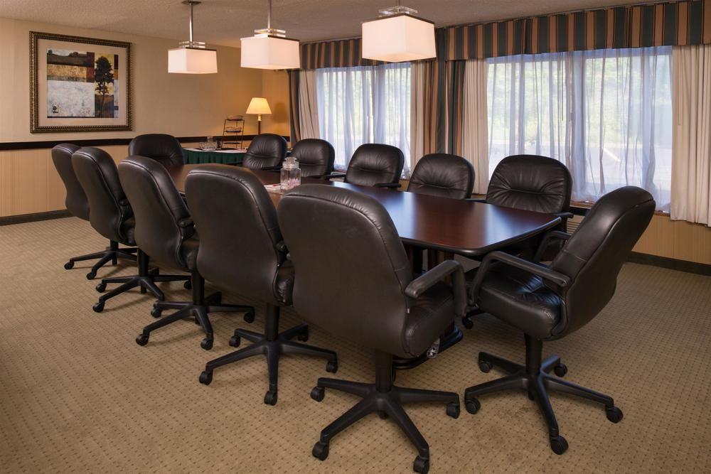 Ramada Plaza Rochester Airport Экстерьер фото