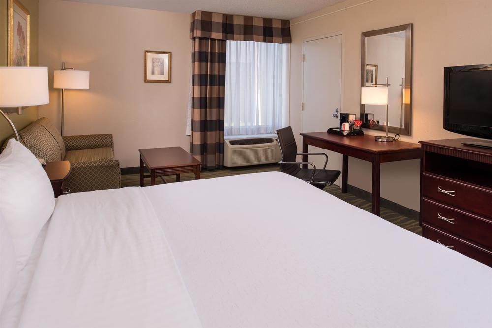 Ramada Plaza Rochester Airport Экстерьер фото