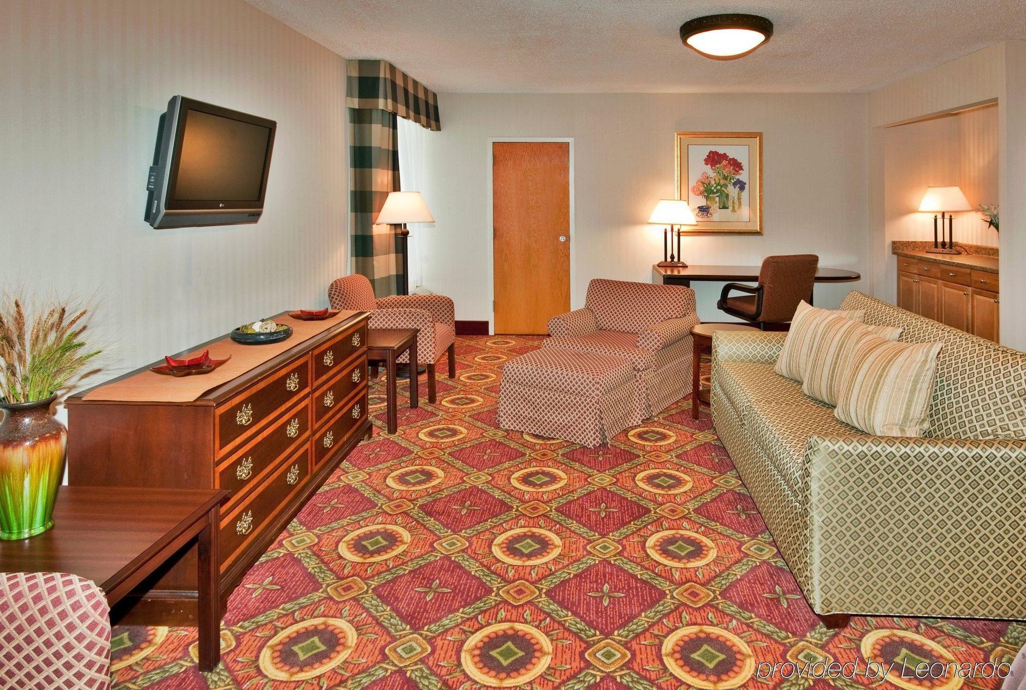 Ramada Plaza Rochester Airport Экстерьер фото