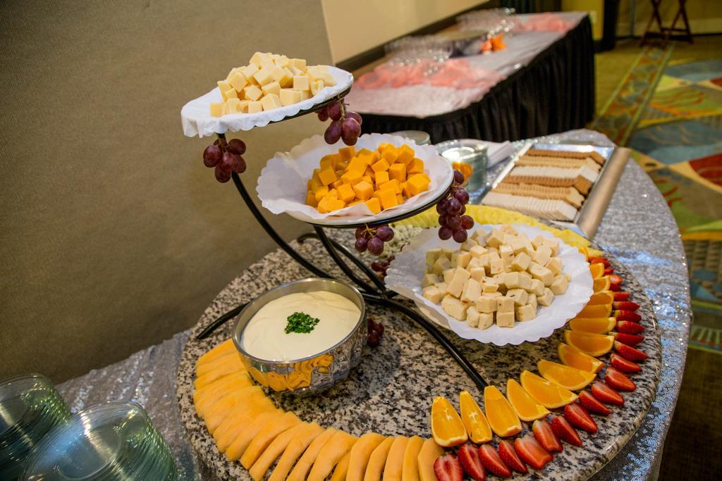 Ramada Plaza Rochester Airport Экстерьер фото