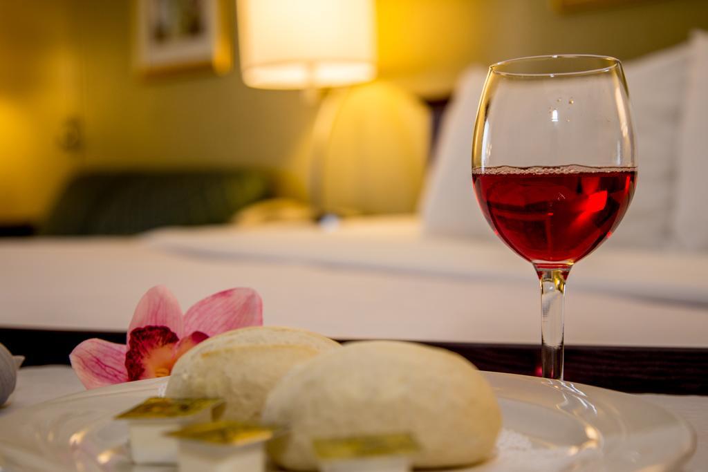 Ramada Plaza Rochester Airport Экстерьер фото