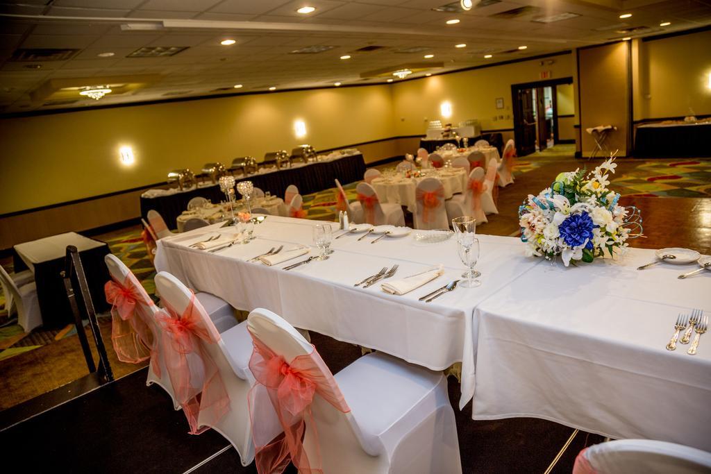 Ramada Plaza Rochester Airport Экстерьер фото