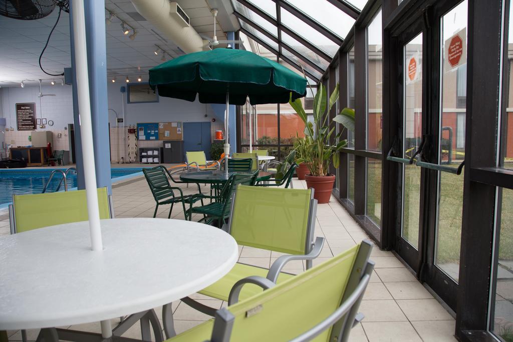 Ramada Plaza Rochester Airport Экстерьер фото