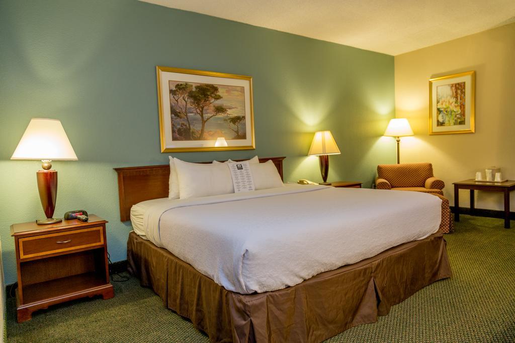 Ramada Plaza Rochester Airport Экстерьер фото