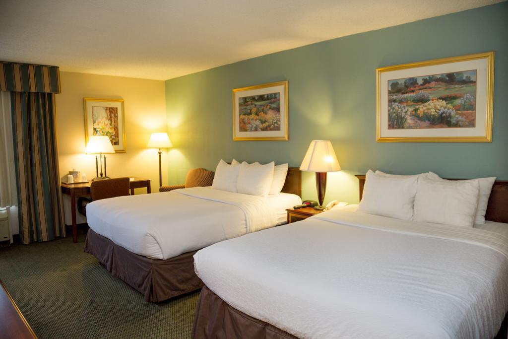 Ramada Plaza Rochester Airport Экстерьер фото