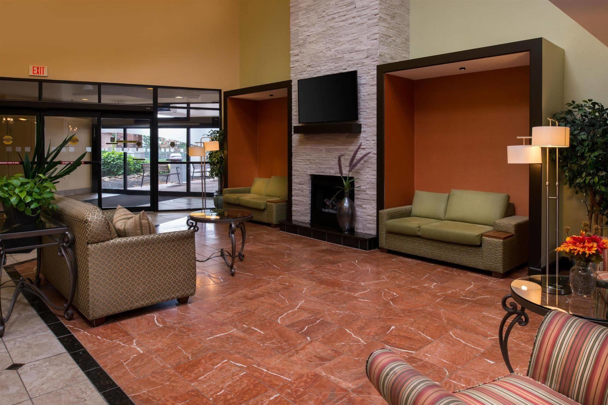Ramada Plaza Rochester Airport Экстерьер фото