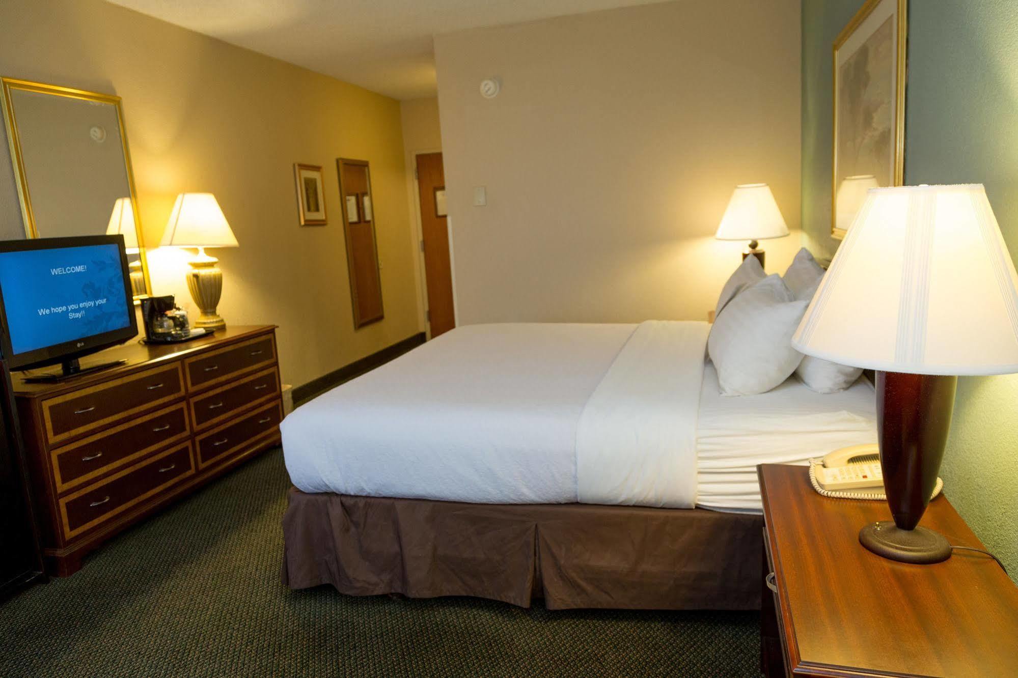 Ramada Plaza Rochester Airport Экстерьер фото