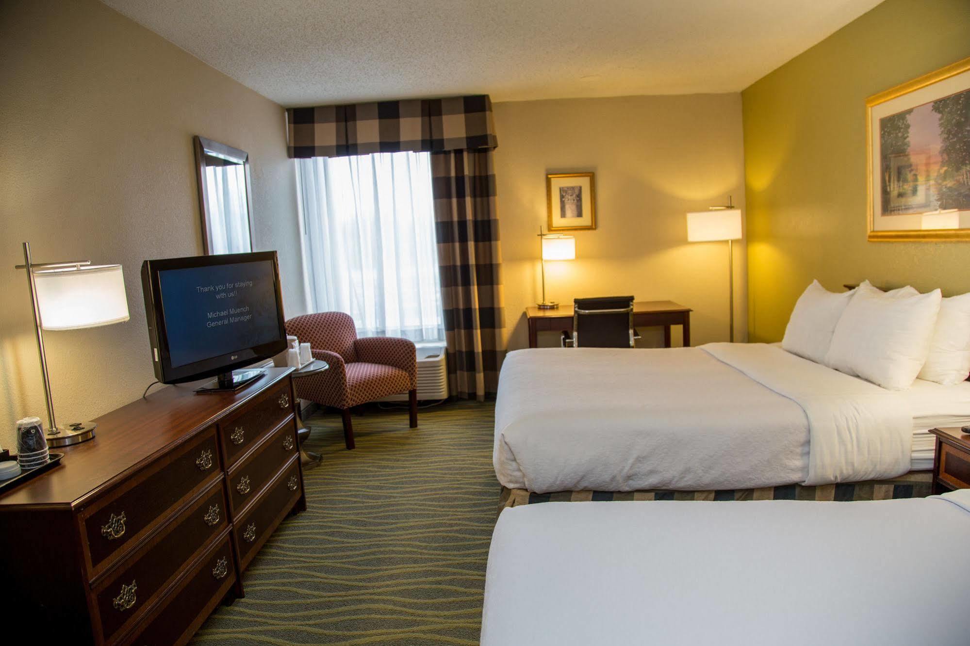 Ramada Plaza Rochester Airport Экстерьер фото
