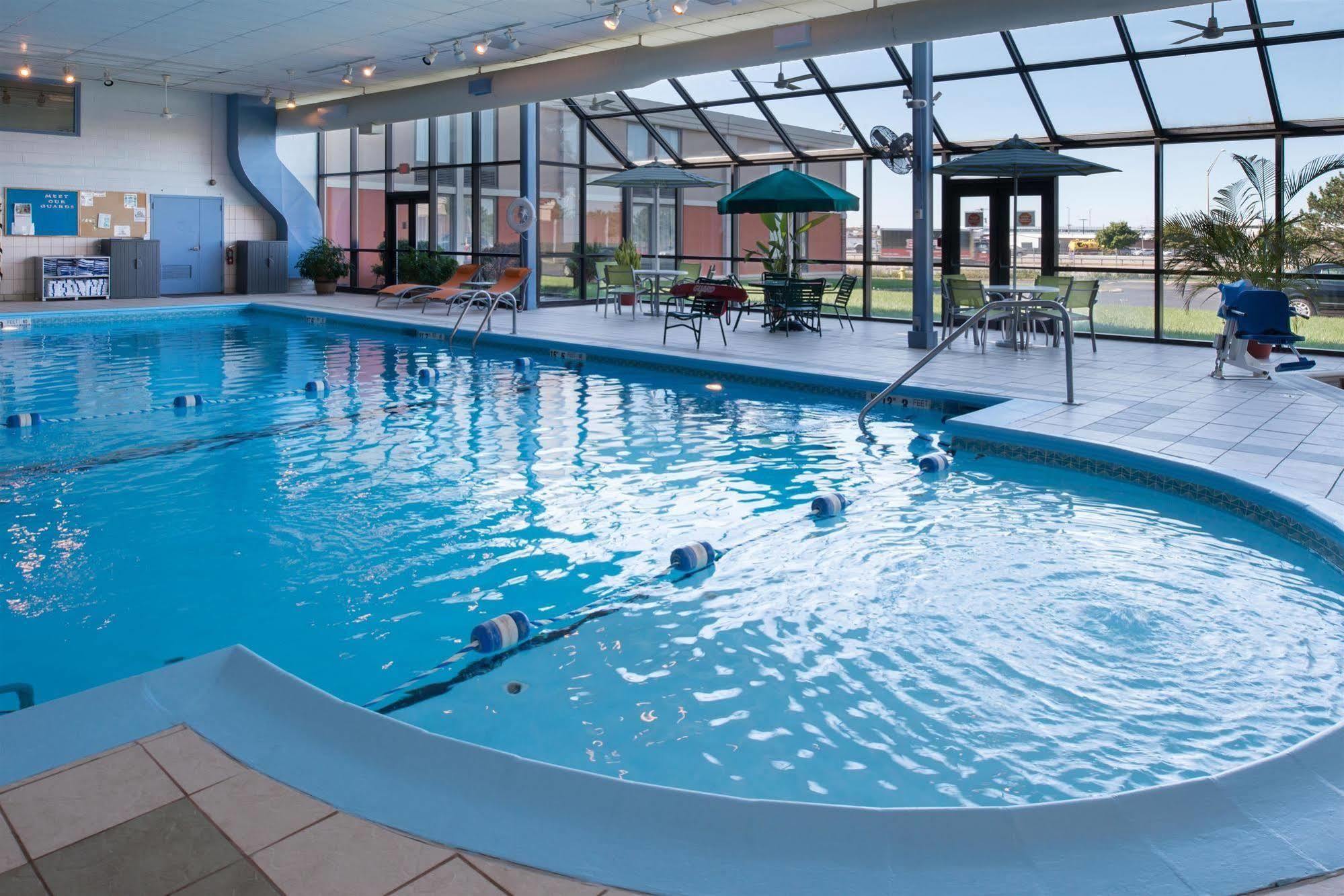 Ramada Plaza Rochester Airport Экстерьер фото