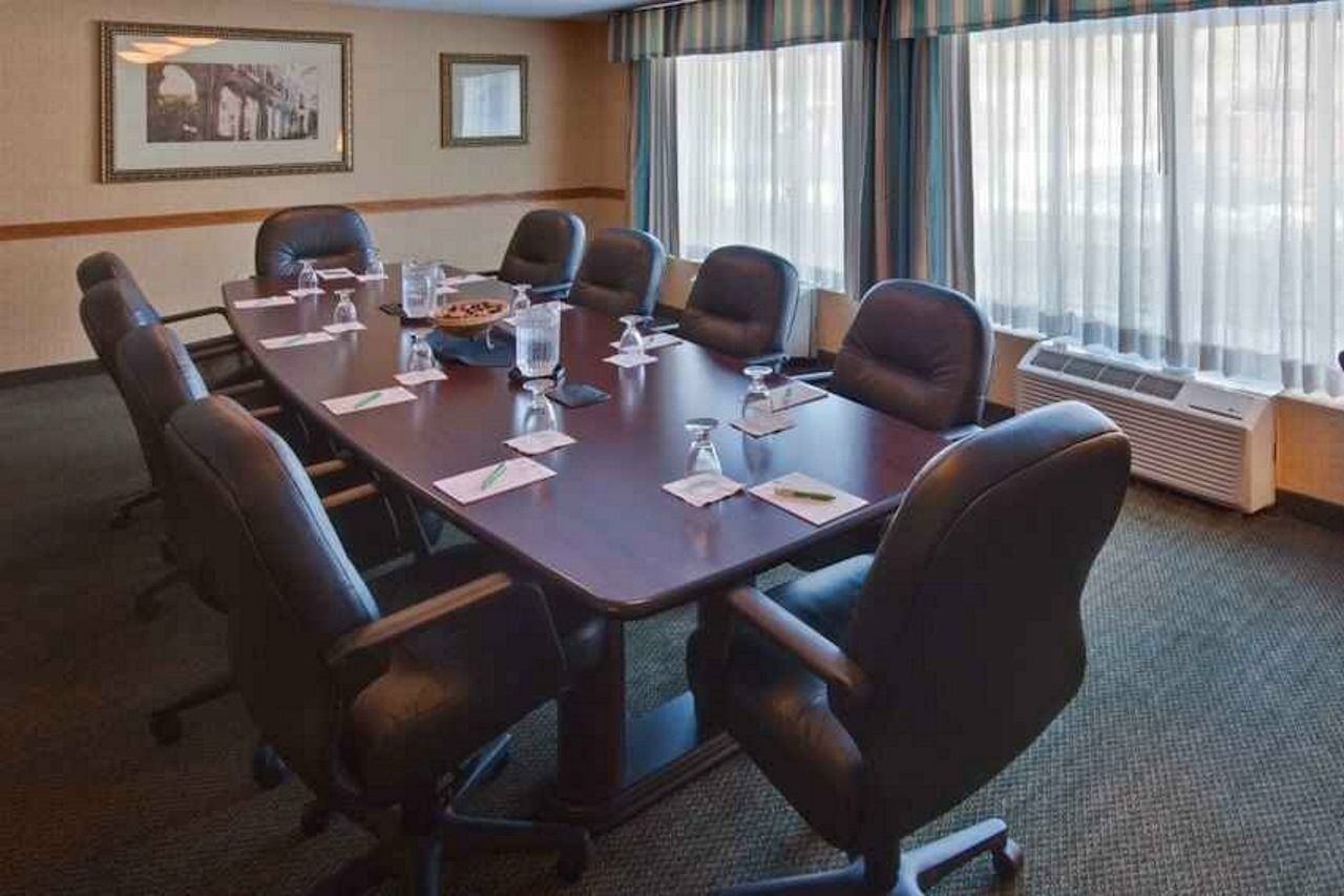 Ramada Plaza Rochester Airport Экстерьер фото